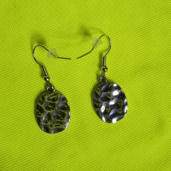 Silvertone wire dangle hammered earrings - Picture 1 of 4